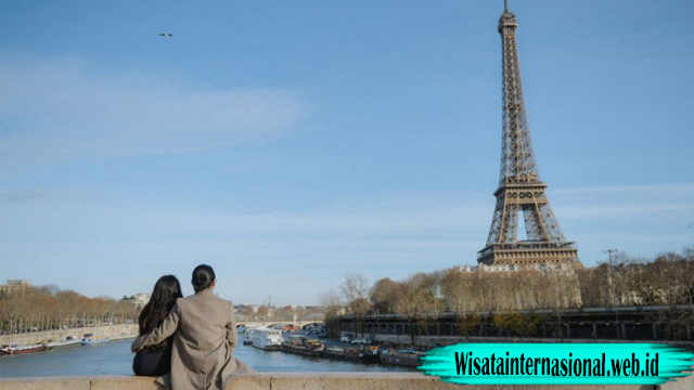 Tempat Yang Tepat Untuk Memandang Menara Paris